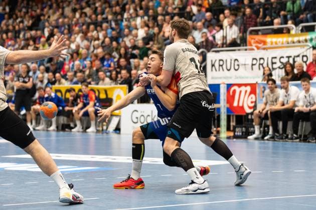 Elias HUBER (HBW Balingen-Weilstetten, 07) im Zweikampf gegen Gerdas BABARSKAS (Bergischer HC 06, 14) HBW Balingen-Weilstetten (HBW) vs. Bergischer HC 06 (BHC), Handball, Maenner, Daikin 2. Handball Bundesliga (2.HBL), 10. Spieltag, Spielzeit 2024 2025, 01.11.2024 HBW Balingen-Weilstetten (HBW) vs. Bergischer HC 06 (BHC), Handball, Maenner, Daikin 2. Handball Bundesliga (2.HBL), 10. Spieltag, Spielzeit 2024 2025, 01.11.2024 Balingen Copyright: xEibnerxPressefoto OliverxSchmidtx EP_OST