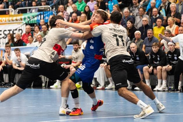 Elias HUBER (HBW Balingen-Weilstetten, 07) im Zweikampf gegen Tomas BABAK (Bergischer HC 06, 19) und Djibril M BENGUE (Bergischer HC 06, 11) HBW Balingen-Weilstetten (HBW) vs. Bergischer HC 06 (BHC), Handball, Maenner, Daikin 2. Handball Bundesliga (2.HBL), 10. Spieltag, Spielzeit 2024 2025, 01.11.2024 HBW Balingen-Weilstetten (HBW) vs. Bergischer HC 06 (BHC), Handball, Maenner, Daikin 2. Handball Bundesliga (2.HBL), 10. Spieltag, Spielzeit 2024 2025, 01.11.2024 Balingen Copyright: xEibnerxPressefoto OliverxSchmidtx EP_OST
