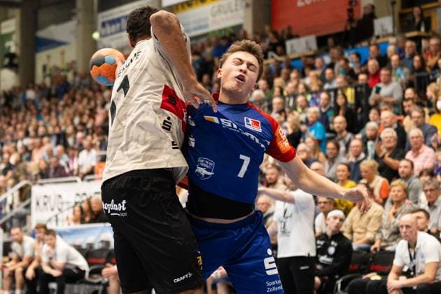 Elias HUBER (HBW Balingen-Weilstetten, 07) im Zweikampf gegen Djibril M BENGUE (Bergischer HC 06, 11) HBW Balingen-Weilstetten (HBW) vs. Bergischer HC 06 (BHC), Handball, Maenner, Daikin 2. Handball Bundesliga (2.HBL), 10. Spieltag, Spielzeit 2024 2025, 01.11.2024 HBW Balingen-Weilstetten (HBW) vs. Bergischer HC 06 (BHC), Handball, Maenner, Daikin 2. Handball Bundesliga (2.HBL), 10. Spieltag, Spielzeit 2024 2025, 01.11.2024 Balingen Copyright: xEibnerxPressefoto OliverxSchmidtx EP_OST