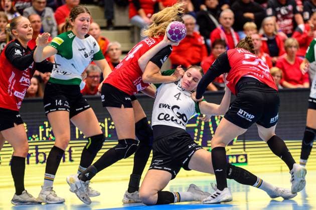 Bilder des Jahres 2024, Sport 11 November Sport Themen der Woche KW44 Sport Bilder des Tages Toni-Luisa Reinemann (RL, VfL Oldenburg, 4), Anika Niederwieser (Rueckraum, Thueringer HC, 14), Csenge Kuczora (Rueckraum, Thueringer HC, 59), Marie Steffen (KM, VfL Oldenburg, 14) (C). Rikke Hoffbeck Petersen (Aussen, Thueringer HC, 22) GER, Thueringen, Thueringer HC gegen VfL Oldenburg, 1. Handballbundesliga Frauen, 6. Spieltag, Saison 2024 2025, Samstag, 02.11.2024, 18.00 Uhr GER, Thueringen, Thueringer HC gegen VfL Oldenburg, 1. Handballbundesliga Frauen, 6. Spieltag, Saison 2024 2025, Samstag, 02.11.2024, 18.00 Uhr Bad Langensalza Copyright: xEibner-Pressefoto MartinxHerbstx EP_MHT