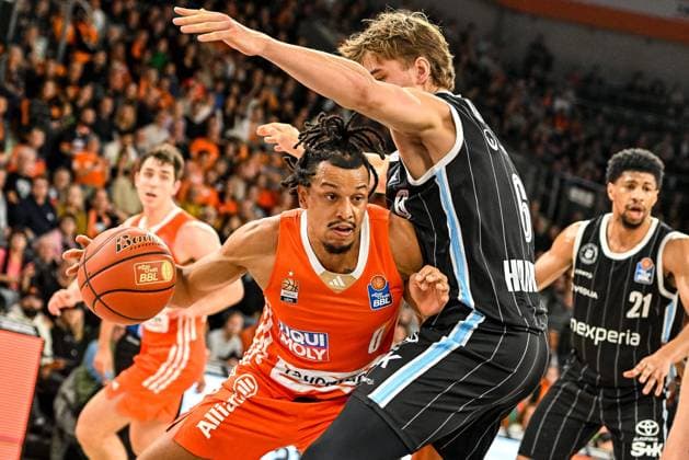 Bilder des Jahres 2024, Sport 11 November Sport Themen der Woche KW44 Sport Bilder des Tages GER, BBL, ratiopharm Ulm vs Veolia Towers Hamburg 02.11.2024, ratiopharm arena, Neu-Ulm, GER, BBL, ratiopharm Ulm vs Veolia Towers Hamburg, im Bild Nelson Weidemann (Ulm, 0), Leif Möller Moeller (Hamburg, 6)