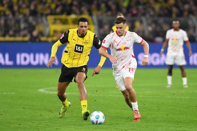Felix Nmecha (Borussia Dortmund) und Christoph Baumgartner (RB Leipzig) im Zweikampf waehrend des Spiels der 1. Bundesliga zwischen Borussia Dortmund und RB Leipzig, SIGNAL IDUNA PARK am 02. November 2024 in Dortmund, Deutschland. (Foto von Ralf Treese DeFodi Images) +++ Felix Nmecha (Borussia Dortmund) und Christoph Baumgartner (RB Leipzig) battle for the ball during the Bundesliga match between Borussia Dortmund and RB Leipzig at Signal Iduna Park on November 2, 2024 in Dortmund, Germany. (Photo by Ralf Treese DeFodi Images) DFL regulations prohibit any use of photographs as image sequences and or quasi-video. not used in POL SRB CRO FRA GBR NED ITA USA Defodi-521_BVBRBL20241102_133