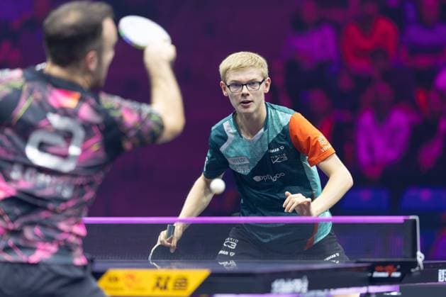Bilder des Jahres 2024, Sport 11 November Sport Themen der Woche KW44 WTT Champions Frankfurt Französisches Erstrundenduell zwischen Felix Lebrun (rechts)und Simon Gauzy. WTT Champions-Tischtennisturnier in der Süwag Energie ARENA in Frankfurt am Main am 3. November 2024., Frankfurt am Main Hessen Deutschland Süwag Energie ARENA