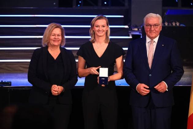 Bilder des Jahres 2024, Sport 11 November Verleihung des Silbernen Lorbeerblattes Berlin, 04.11.2024 Bundespräsident Frank-Walter Steinmeier verleiht das Silberne Lorbeerblatt Sportler die bei den Olymischen Spielen 2024 in Paris Medallien gewonnen haben. Den Preis übereicht der Bundespräsident (re) und Innenministerin Nancy Faeser (li) an Alexandra Popp, Danndorf Bronze, Damen Fußball Berlin Germany Copyright: xMatthiasxGränzdörferx