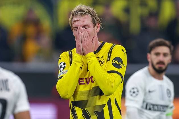 Sport Themen der Woche KW45 Sport Bilder des Tages 05.11.2024, Fußball, UEFA Champions League, Borussia Dortmund - SK Sturm Graz, 4. Spieltag, Signal Iduna Park, Saison 2024 2025: Julian Brandt (BVB 10) steht enttäuscht mit den Händen vorm Gesicht gestikulierend auf dem Spielfeld, Enttäuschung Nordrhein-Westfalen Deutschland