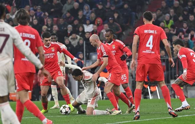 Bilder des Jahres 2024, Sport 11 November Sport Themen der Woche KW45 Sport Bilder des Tages 06.11.2024, xjrdrx, Fussball UEFA Champions League, FC Bayern Muenchen - Benfica Lissabon emspor, v.l. Zeki Amdouni (Benfica Lissabon), Jamal Musiala (FC Bayern Muenchen), Frederik Aursnes (Benfica Lissabon), Renato Sanchez (Benfica Lissabon) (DFL DFB REGULATIONS PROHIBIT ANY USE OF PHOTOGRAPHS as IMAGE SEQUENCES and or QUASI-VIDEO) Muenchen