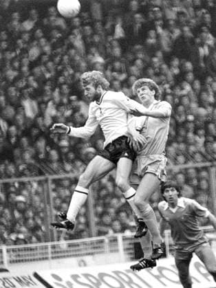 810514 Fotboll, FA Cup, Final, Tottenham - Manchester City: Tottenhams Steve Archibald against Citys Tommy Caton. Photo: BILDBYRAN D175_27 scanx fotboll football soccer FA Cup final fa-cupfinal 1981 tottenham manchester CIty D175_27 bbeng dia wembley stadium london england Copyright: BILDBYRAN BB810514BB098