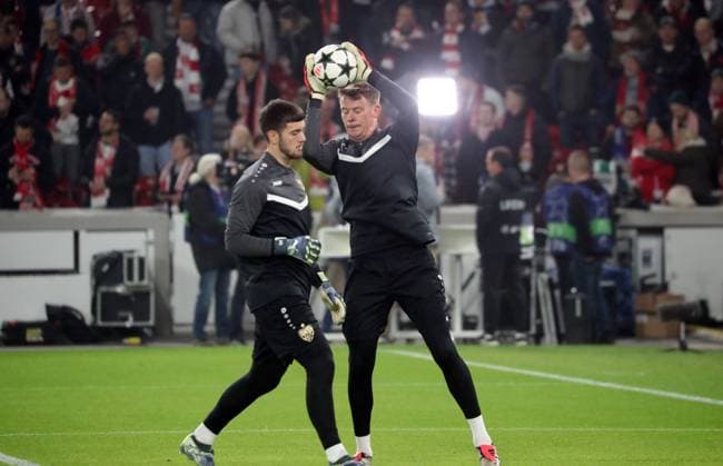 06.11.24 VfB Stuttgart - Atalanta Bergamo Deutschland, Stuttgart, 06.11.2024, Fussball, UEFA Champions League, VfB Stuttgart - Atalanta Bergamo: v.l. Dennis Seimen, Alexander Nübel (beide VfB Stuttgart).