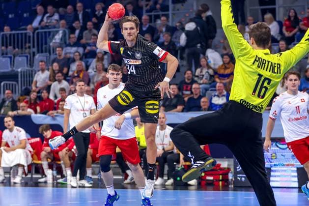 Bilder des Jahres 2024, Sport 11 November Sport Themen der Woche KW45 Sport Bilder des Tages 07.11.2024, Handball, EHF EURO Qualifiers, Deutschland - Schweiz, SAP Arena Mannheim: Rune Dahmke (GER 34) gegen Torwart Nikola Portner (SUI 16) Baden-Württemberg Deutschland