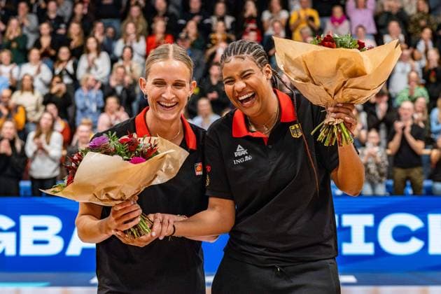 Bilder des Jahres 2024, Sport 11 November Sport Themen der Woche KW45 Sport Bilder des Tages 07.11.2024, Deutschland vs. Griechenland, Frauen Basketball, EuroBasket Qualifikation Nyara Sabally (Deutschland, 8) Leonie Fiebich (Deutschland, 13) Ehrung Copyright: xBahhoxKarax