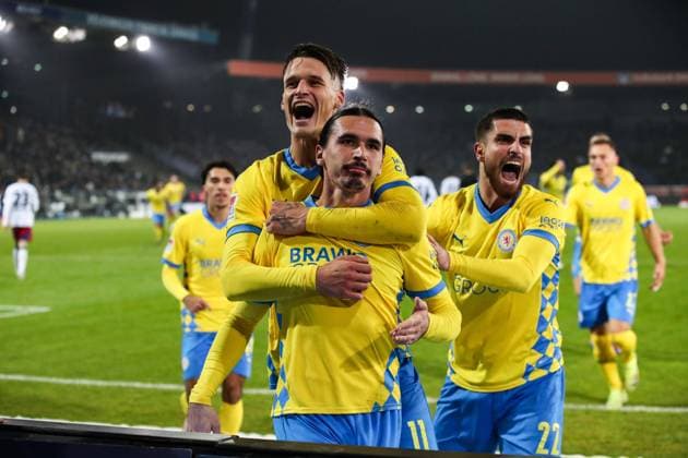 Bilder des Jahres 2024, Sport 11 November Sport Themen der Woche KW45 Torjubel - Torschütze Rayan Philippe (Eintracht Braunschweig,9) trifft zum 3-0 mit Fabio Di Michele Sanchez (Eintracht Braunschweig,22) und Levente Levi Szabo (Eintracht Braunschweig,11) - 2. Fußball Bundesliga Saison 2024-2025 Eintracht Braunschweig vs. Hamburger SV im Eintracht Stadion in Braunschweig - Aktion,Fußball,Mann,Männer,Deutschland,08.11.2024