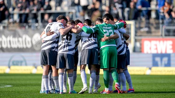 Spieler vom SV Sandhausen (SVS), schwören sich mit einem Mannschaftskreis vor dem Anpfiff ein, Kreis, Teamkreis, Konzentration, Kameradschaft, Ansprache, Motivation, 09.11.2024, Sandhausen (Deutschland), Fussball, 3. Liga, SV Sandhausen - Alemannia Aachen, DFB DFL REGULATIONS PROHIBIT ANY USE OF PHOTOGRAPHS AS IMAGE SEQUENCES AND OR QUASI-VIDEO.