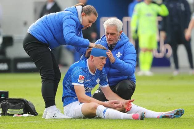 Bilder des Jahres 2024, Sport 11 November Sport Themen der Woche KW45 Sport Bilder des Tages 09.11.2024, xtvx, Fussball 2.Bundesliga, SV Darmstadt 98 - Hertha BSC Berlin emspor, v.l. Verletzung Isac Lidberg (SV Darmstadt 98) (DFL DFB REGULATIONS PROHIBIT ANY USE OF PHOTOGRAPHS as IMAGE SEQUENCES and or QUASI-VIDEO) Darmstadt