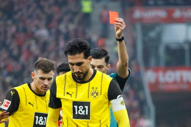 Bilder des Jahres 2024, Sport 11 November Sport Themen der Woche KW45 Sport Bilder des Tages Emre Can (BVB Dortmund, 23) bekommt die rote Karte von Schiedsrichter Florian Badstübner , Fussball, 1. Bundesliga, 10.Spieltag, 2024 2025, 1.FSV Mainz vs. Borussia Dortmund, 09.11.2024, Mewa Arena, Mainz, Deutschland DFL REGULATIONS PROHIBIT ANY USE OF PHOTOGRAPHS AS IMAGE SEQUENCES AND OR QUASI-VIDEO. Mainz Mewa Arena Rheinland-Pfalz Deutschland Copyright: xGrantxHubbsx