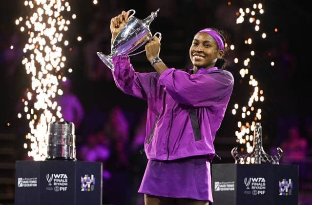 Bilder des Jahres 2024, Sport 11 November WTA, Tennis Damen Finals 2024 - Day 8 RIYADH, SAUDI ARABIA - NOVEMBER 09: Coco Gauff of the United States poses with the Billie Jean King Trophy after defeating Qinwen Zheng of China during the Singles Final at King Saud University Indoor Arena of the WTA Finals Riyadh as part of the Hologic WTA Tour 2024, on November 09, 2024, in Riyadh, Saudi Arabia. Riyadh Saudi Arabia  Copyright: xArturxWidakx originalFilename:widak-wtafinal241109_npSwm.jpg