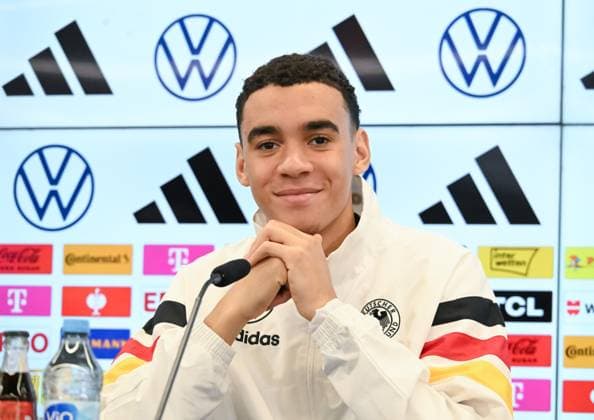 12.11.2024, xsltx, Fussball DFB Medientermine, DFB Pressekonferenz mit Jamal Musiala emspor, v.l. Jamal Musiala (Deutsche Nationalmannschaft) (DFL DFB REGULATIONS PROHIBIT ANY USE OF PHOTOGRAPHS as IMAGE SEQUENCES and or QUASI-VIDEO) Frankfurt am Main