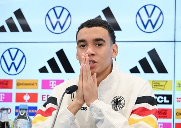 12.11.2024, xsltx, Fussball DFB Medientermine, DFB Pressekonferenz mit Jamal Musiala emspor, v.l. Jamal Musiala (Deutsche Nationalmannschaft) (DFL DFB REGULATIONS PROHIBIT ANY USE OF PHOTOGRAPHS as IMAGE SEQUENCES and or QUASI-VIDEO) Frankfurt am Main