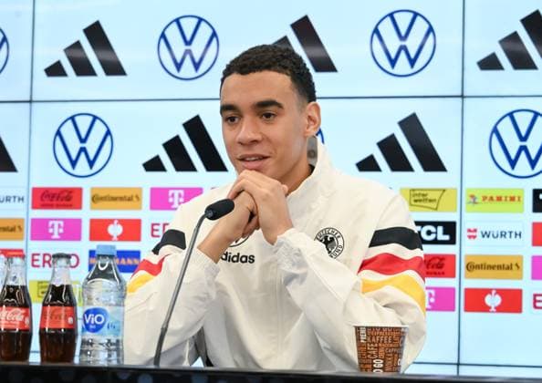 12.11.2024, xsltx, Fussball DFB Medientermine, DFB Pressekonferenz mit Jamal Musiala emspor, v.l. Jamal Musiala (Deutsche Nationalmannschaft) (DFL DFB REGULATIONS PROHIBIT ANY USE OF PHOTOGRAPHS as IMAGE SEQUENCES and or QUASI-VIDEO) Frankfurt am Main