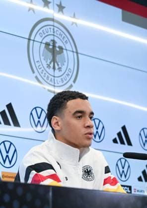 12.11.2024, xsltx, Fussball DFB Medientermine, DFB Pressekonferenz mit Jamal Musiala emspor, v.l. Jamal Musiala (Deutsche Nationalmannschaft) (DFL DFB REGULATIONS PROHIBIT ANY USE OF PHOTOGRAPHS as IMAGE SEQUENCES and or QUASI-VIDEO) Frankfurt am Main