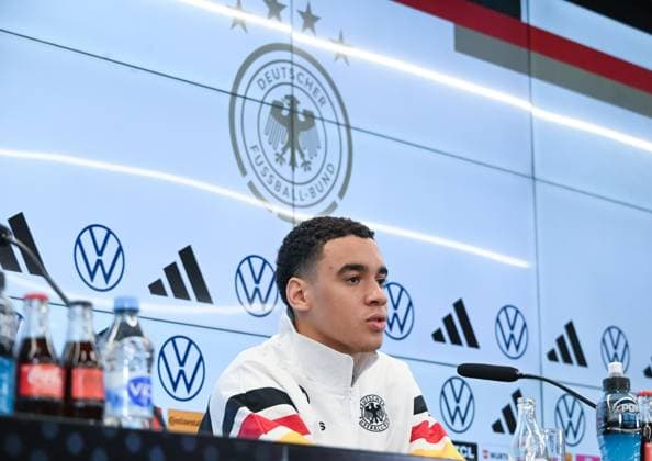 12.11.2024, xsltx, Fussball DFB Medientermine, DFB Pressekonferenz mit Jamal Musiala emspor, v.l. Jamal Musiala (Deutsche Nationalmannschaft) (DFL DFB REGULATIONS PROHIBIT ANY USE OF PHOTOGRAPHS as IMAGE SEQUENCES and or QUASI-VIDEO) Frankfurt am Main