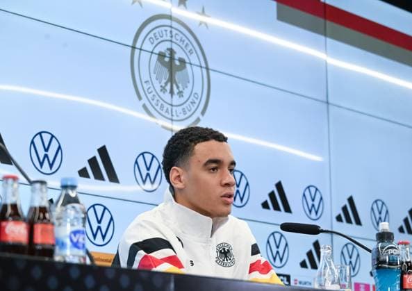 12.11.2024, xsltx, Fussball DFB Medientermine, DFB Pressekonferenz mit Jamal Musiala emspor, v.l. Jamal Musiala (Deutsche Nationalmannschaft) (DFL DFB REGULATIONS PROHIBIT ANY USE OF PHOTOGRAPHS as IMAGE SEQUENCES and or QUASI-VIDEO) Frankfurt am Main