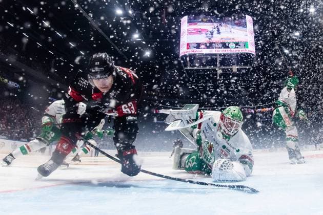 Bilder des Jahres 2024, Sport 11 November Sport Themen der Woche KW46 Sport Bilder des Tages 241116 Malmö Redhawks Fredrik Händemark oroar mot Rögles malvakt Arvid Holm under ishockeymatchen i SHL mellan Malmö Redhawks och Rögle den 16 november 2024 i Malmö. Copyright: PETTERxARVIDSON BB241116PA110