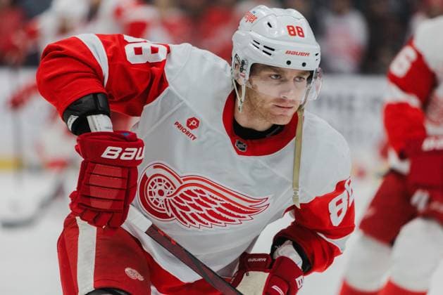 November 16, 2024, Los Angeles, California, USA: PATRICK KANE of the NHL, Eishockey Herren, USA s Detroit Red Wings passes the puck during a game against the Los Angeles Kings at Crypto.com Arena in Los Angeles, California on November 16, 2024 Los Angeles USA - ZUMAc239 20241116_zsp_c239_003 Copyright: xAlexxCavex
