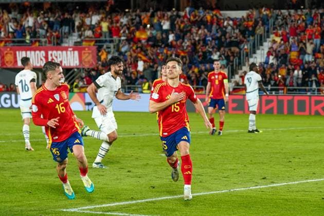 Bilder des Jahres 2024, Sport 11 November Sport Themen der Woche KW47 Fussball: UEFA Nations League 2024 2025, Spieltag 6, Spanien vs. Schweiz - Heliodoro Rodriguez Lopez (Santa Cruz de Tenerife): Bryan Zaragoza Bryan Saragossa (Spanien, 15) verwandelt in der 90+3 Minute der Nachspielzeit einen Foulelfmeter zum 3:2 Endstand. Tor und Torjubel mit Marc Casado (Spanien, 16) Copyright: xJOERANxSTEINSIEKx