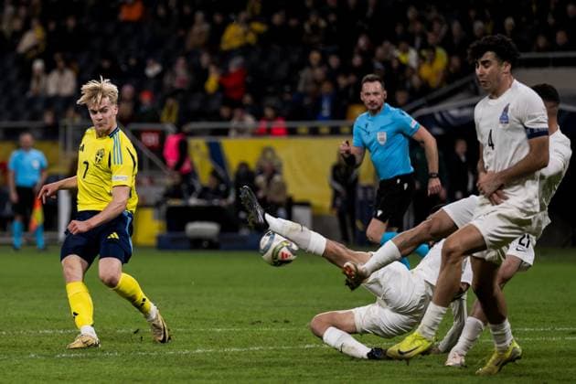 241119 Lucas Bergvall of Sweden during the Nations League football match between Sweden and Azerbaijan on November 19, 2024 in Stockholm. Photo: Simon Hastegard BILDBYRAN kod SH JZ0588 fotboll football soccer fotball nations league uefa nations league sverige sweden sverige a azerbajdzjan azerbaijan bbeng Copyright: SIMONxHASTEGARD BB241119SH142