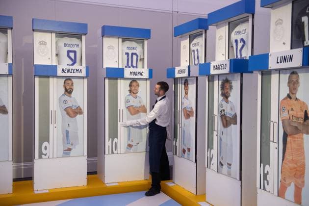 Bilder des Jahres 2024, Sport 11 November Sport Themen der Woche KW47 Sport Bilder des Tages Sotheby s Real Madrid First Team Changing Room Lockers Auction at Sotheby s, London Sotheby s technicians inspect Real Madrid s first team changing room lockers from Santiago Bernabà u Stadium as part of an online auction of the changing room lockers from 12 26 November 2024 at Sotheby s, London, England, UK on Wednesday 20 November, 2024 . The lockers include those used by Modric (no 10 - also used by Ronaldo), Benzema (no 8 - also used by Cristiano Ronaldo), Bale (no 18), Rodrygo (No 21) and each locker s starting bid is £10,000., Credit:Justin Ng Avalon UK, England, London, Sotheby s Copyright: xJustinxNgx xAvalonx 0780606697st