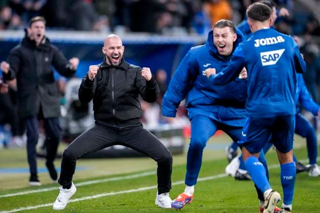Sport Bilder des Tages Christian Ilzer (Trainer, Cheftrainer, Hoffenheim), jubelt über das Tor zum 4:3, Jubel, jubeln, Torjubel, Torerfolg, celebrate the goal, goal, celebration, jubelt ueber das Tor, Freuen, Freude, freut sich, optimistisch, positiv, Spielszene, Highlight, Freisteller, Ganzkörper, Einzelbild, Einzelfoto, Aktion, Action, 23.11.2024, Sinsheim (Deutschland), Fussball, Bundesliga, TSG 1899 Hoffenheim - RB Leipzig, DFB DFL REGULATIONS PROHIBIT ANY USE OF PHOTOGRAPHS AS IMAGE SEQUENCES AND OR QUASI-VIDEO.