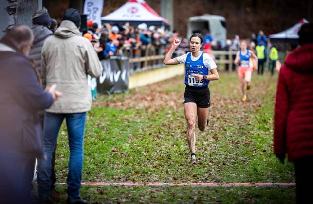 Bilder des Jahres 2024, Sport 11 November Sport Themen der Woche KW47 Sport Bilder des Tages Deutsche Crosslauf-Meisterschaften 2024; Hörstel-Riesenbeck, 23.11.2024 Kurz vor dem Ziel mit Siegerfaust: Hanna Klein (LAV Stadtwerke Tübingen) wird Deutsche Meisterin im Crosslauf der Frauen; Deutsche Crosslauf-Meisterschaften am 23.11.2024 auf dem Gelände des Pferdesportzentrum an der Surenburg in Hörstel-Riesenbeck (Nordrhein-Westfalen). Copyright: xBEAUTIFULxSPORTS R.xSchmittx