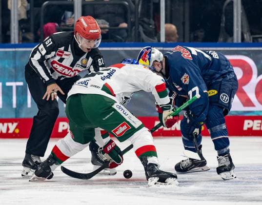 Linesperson Markus Merk fuehrt ein Bully Faceoff aus zwischen Jason Bast (Augsburger Panther, 45) und Adam Brooks (EHC Red Bull Muenchen, 77). GER, EHC Red Bull Muenchen vs. Augsburger Panther, Eishockey, DEL, 19. Spieltag, Saison 2024 2025, 23.11.2024. GER, EHC Red Bull Muenchen vs. Augsburger Panther, Eishockey, DEL, 19. Spieltag, Saison 2024 2025, 23.11.2024. Muenchen Copyright: xEibner-Pressefoto HeikexFeinerx EP_HFR