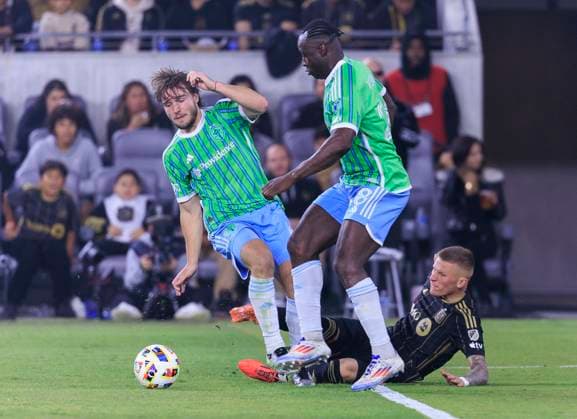November 23, 2024, Los Angeles, California, USA: Pedro De la Vega 10 and Yeimar 28 of the Seattle Sounders steal the ball from Mateusz Bogusz 19 of the Los Angeles Football Club during their Audi 2024 MLS, Fussball Herren, USA Cup Playoffs Western Conference Semifinal match on Saturday November 23, 2024 at BMO Stadium in Los Angeles, California. Sounders defeat LAFC, 2-1. ARIANA RUIZ PI Los Angeles U.S - ZUMAp124 20241123_zaa_p124_036 Copyright: xArianaxRuizx