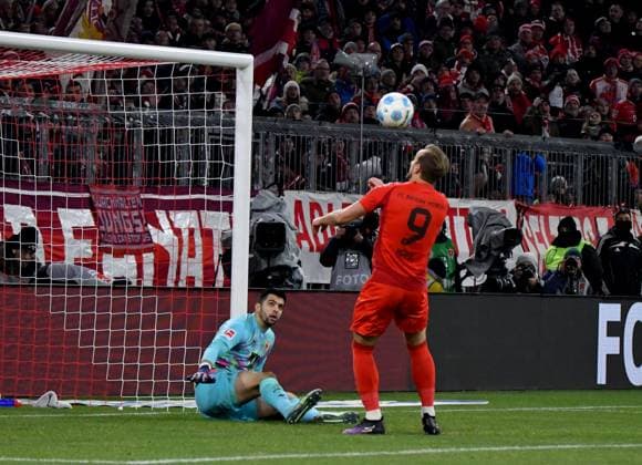 Bilder des Jahres 2024, Sport 11 November Sport Themen der Woche KW47 GER, 1.FBL, FC Bayern München vs FC Augsburg 23.11.2024, Allianz Arena, München, GER, 1.FBL, FC Bayern München vs FC Augsburg , DFL regulations prohibit any use of photographs as image sequences and or quasi-video. im Bild Harry Kane (München) erzielt das Tor zum 2:0.