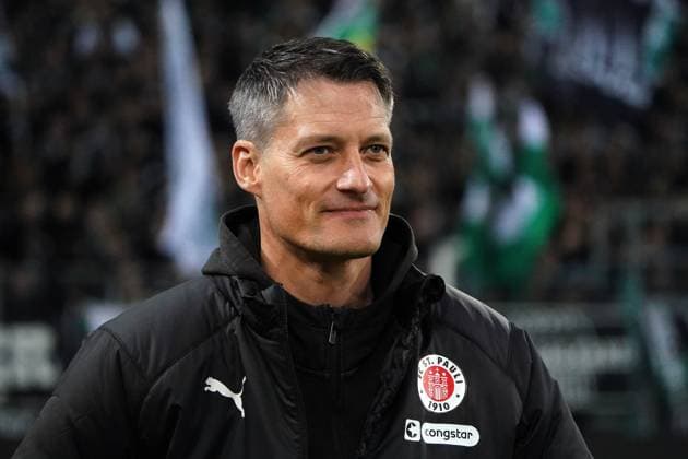Fussball, 1.BL Saison 2024 2025 Borussia Mönchengladbach vs FC St.Pauli , 24.11.2024, Stadion im Borussia Park Mönchengladbach, Alexander Blessin, Trainer FC St.Pauli Aktion, Einzelbild