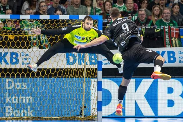 Bilder des Jahres 2024, Sport 11 November Sport Themen der Woche KW47 Sport Bilder des Tages Berlin, 24.11.24, Handball: Bundesliga, Fuechse Berlin - TVB Stuttgart, 11. Spieltag, Max-Schmeling-Halle. Gianfranco Pribetic von TVB Stuttgart wirft den Ball auf das Tor. Fuechse Berlin - TVB Stuttgart