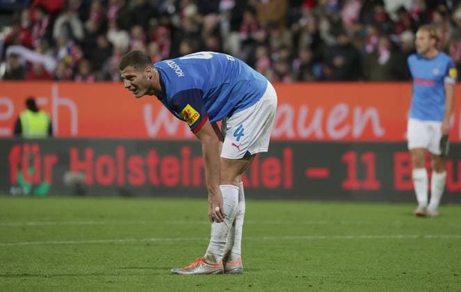 Patrick Erras (Holstein Kiel) enttaeuscht Fussball, Herren, Saison 2024 2025, 1.Liga,Holstein Stadion Kiel, Holstein Kiel gegen 1.FSV Mainz 05, 0-3 DFL REGULATIONS PROHIBIT ANY USE OF PHOTOGRAPHS AS IMAGE SEQUENCES AND OR QUASI-VIDEO.