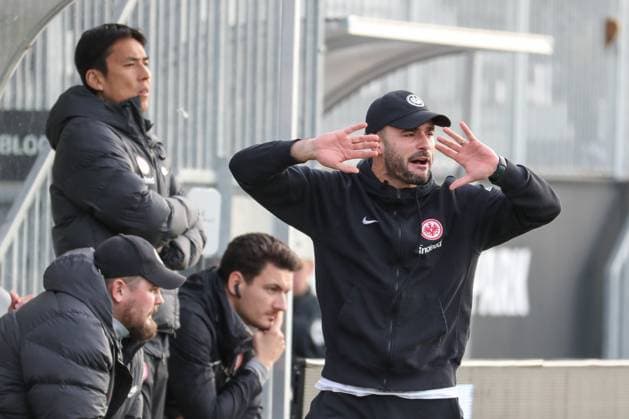 24.11.2024, xusrbx, Fussball Regionalliga Suedwest, Eintracht Frankfurt U21, U 21 - Stuttgarter Kickers emspor, v.l. Makoto Hasebe (Co Eintracht Frankfurt), Dennis Schmitt (Trainer Eintracht Frankfurt), (DFL DFB REGULATIONS PROHIBIT ANY USE OF PHOTOGRAPHS as IMAGE SEQUENCES and or QUASI-VIDEO) Dreieich
