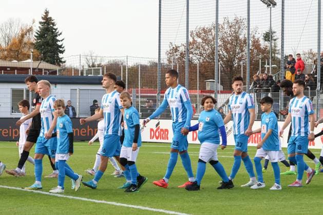 24.11.2024, xusrbx, Fussball Regionalliga Suedwest, Eintracht Frankfurt U21, U 21 - Stuttgarter Kickers emspor, v.l. die Spieler von Stuttgarter Kickers, vor dem Spiel, (DFL DFB REGULATIONS PROHIBIT ANY USE OF PHOTOGRAPHS as IMAGE SEQUENCES and or QUASI-VIDEO) Dreieich