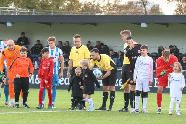 24.11.2024, xusrbx, Fussball Regionalliga Suedwest, Eintracht Frankfurt U21, U 21 - Stuttgarter Kickers emspor, v.l. die Spieler beider Mannschaften mit den Eeinlaufkindern, (DFL DFB REGULATIONS PROHIBIT ANY USE OF PHOTOGRAPHS as IMAGE SEQUENCES and or QUASI-VIDEO) Dreieich