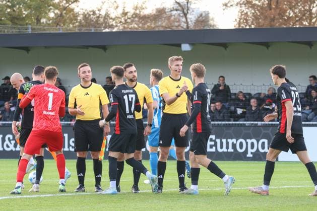 24.11.2024, xusrbx, Fussball Regionalliga Suedwest, Eintracht Frankfurt U21, U 21 - Stuttgarter Kickers emspor, v.l. die Spieler beider Mannschaften begruessen sich vor dem Spiel, (DFL DFB REGULATIONS PROHIBIT ANY USE OF PHOTOGRAPHS as IMAGE SEQUENCES and or QUASI-VIDEO) Dreieich