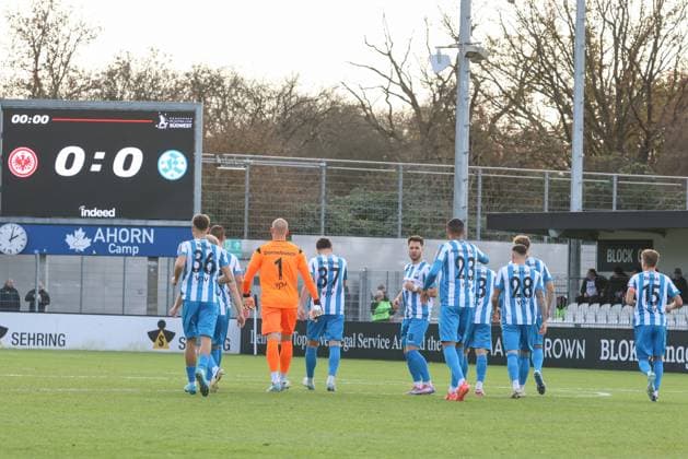 24.11.2024, xusrbx, Fussball Regionalliga Suedwest, Eintracht Frankfurt U21, U 21 - Stuttgarter Kickers emspor, die Spieler von Stuttgarter Kickers, vor dem Spiel, (DFL DFB REGULATIONS PROHIBIT ANY USE OF PHOTOGRAPHS as IMAGE SEQUENCES and or QUASI-VIDEO) Dreieich