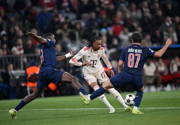Zweikampf, Aktion Michael Olise FC Bayern Muenchen FCB (17) (Mitte) gegen Willian Pacho FC Paris Saint-Germain PSG (51) Joao Neves FC Paris Saint-Germain PSG (87) FC Bayern Muenchen FCB vs Paris Saint-Germain PSG Spieltag 5 26.11.2024 DFL REGULATIONS PROHIBIT ANY USE OF PHOTOGRAPHS AS IMAGE SEQUENCES AND OR QUASI-VIDEO FC Bayern Muenchen FCB vs Paris Saint-Germain PSG