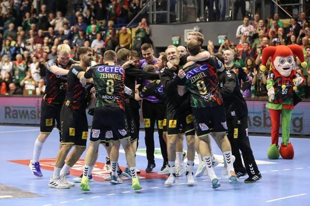 Bilder des Jahres 2024, Sport 11 November Sport Themen der Woche KW48 Sport Bilder des Tages 27.11.2024, xtgx, Handball, EHF Champions League, SC Magdeburg - FC Barcelona, Barca v.l. Magdeburg Jubel ueber den Sieg, Jubel nach Spielende Magdeburg