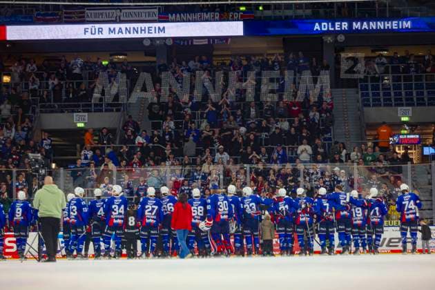 Bilder des Jahres 2024, Sport 11 November Sport Themen der Woche KW48 Sport Bilder des Tages Adler Mannheim vs. Iserlohn Roosters Die Mannschaft der Adler Mannheim jubelt nach dem Sieg am 20. Spieltag der DEL Eishockey Bundesliga zwischen Adler Mannheim und den Iserlohn Roosters in der SAP Arena Mannheim (Photo by Kadir Caliskan)