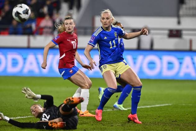 Bilder des Jahres 2024, Sport 11 November Sport Themen der Woche KW48 Sport Bilder des Tages LESKOVAC, SERBIEN 20241128 Sveriges Stina Blackstenius i Serbiens malomrade med Serbiens Allegra Poljak och malvakten Sara Cetinja, under torsdagens fotbollsmatch EM-kval playoff match 1 av 2 mellan Serbien och Sverige pa Stadion DuboÄica i Leskovac i Serbien.