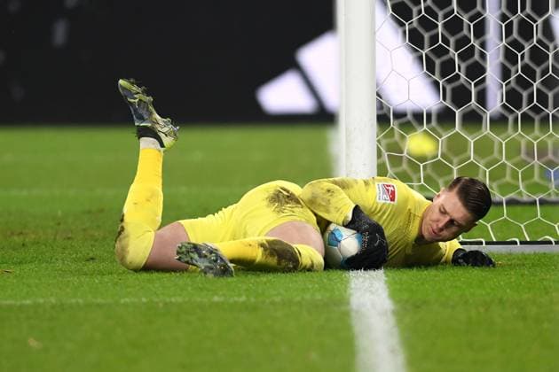 Bilder des Jahres 2024, Sport 11 November Sport Themen der Woche KW48 Sport Bilder des Tages Torwart Julian Krahl (1. FC Kaiserslautern) in Aktion, am Ball, Einzelaktion waehrend des Spiels der 2. Bundesliga zwischen FC Schalke 04 und 1. FC Kaiserslautern in der Veltins-Arena am 29. November 2024 in Gelsenkirchen, Deutschland. (Foto von Ralf Treese DeFodi Images) +++ Torwart Julian Krahl (1. FC Kaiserslautern) controls the ball during the 2. Bundesliga match between FC Schalke 04 and 1. FC Kaiserslautern at Veltins-Arena on November 29, 2024 in Gelsenkirchen, Germany. (Photo by Ralf Treese DeFodi Images) DFB DFL REGULATIONS PROHIBIT ANY USE OF PHOTOGRAPHS AS IMAGE SEQUENCES AND OR QUASI-VIDEO. Defodi-521_S04FCK20241129_004