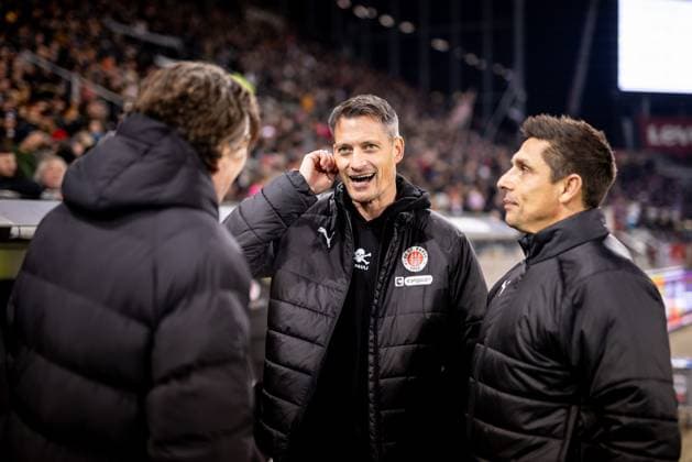 Hamburg, 29. November 2024 - Fußball, 1. Bundesliga 2024 25, FC St. Pauli - Holstein Kiel: Carsten Wehlmann (Holstein Kiel, Vizepräsident und Geschäftsführer , Alexander Blessin (FC St. Pauli, Trainer), Marcel Rapp (Holstein Kiel, Trainer) DFL REGULATIONS PROHIBIT ANY USE OF PHOTOGRAPHS AS IMAGE SEQUENCES AND OR QUASI-VIDEO.