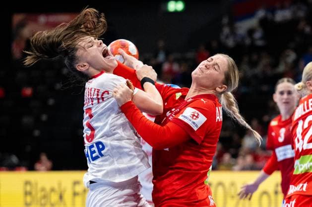 Bilder des Jahres 2024, Sport 11 November Sport Themen der Woche KW48 Sport Bilder des Tages 29 11 2024, Basel, St. Jakobshalle, Women s EHF Euro 2024: Denmark - Croatia, 23 Katarina Pavlovic (Croatia, left) in action against 5 Sarah Iversen (Denmark, right) Basel St. Jakobshalle Basel Switzerland Copyright: xJustPictures.ch KjetilxWaberx jp-en-KjWa-SF_241129_91584